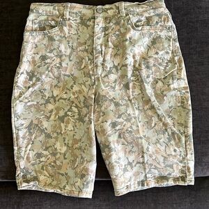 Ladies Gloria Vanderbilt Bermuda shorts